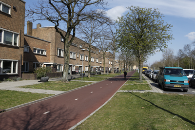 913974 Gezicht op de huizen Marnixlaan 136 (links) -hoger te Utrecht.